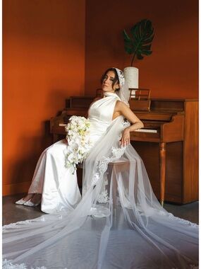 Relove miami boutique white Wedding Dress and Veil